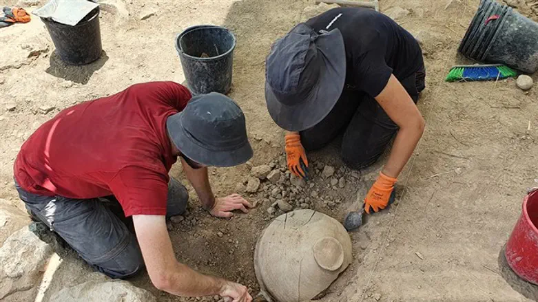 Excavating a jar from the time of the biblical Judges at Khirbat er-Ra‘i