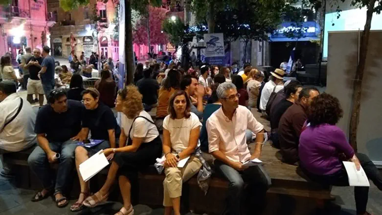 קריאת מגילת איכה והתכנסות אנשים לזכר שירה בנקי ז"ל בכיכר ציון בירושלים