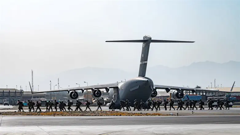 מטוס וחיילים אמריקניים סביבו, בקאבול