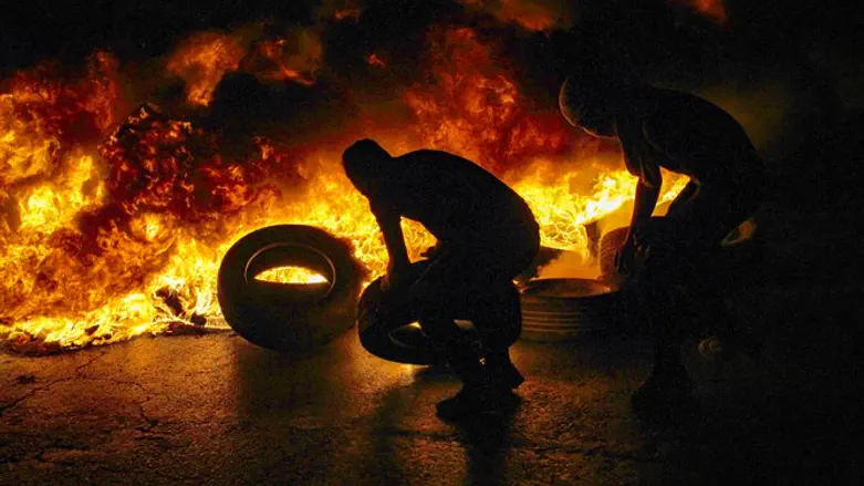 Мятежники с горящими покрышками в районе Шхема