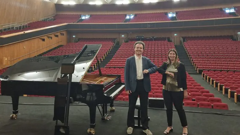 סמנכ"לית בנייני האומה רקפת אליעז אילו עם הפסנתרן יבגני קיסין בחזרות לקונצרט