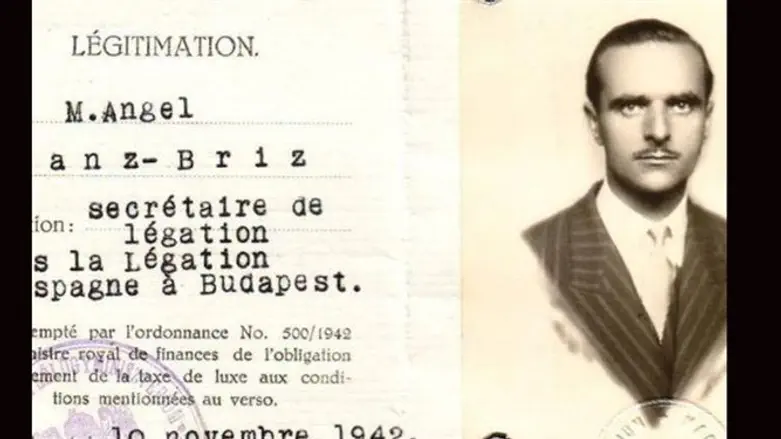 Ángel Sanz Briz’s diplomatic ID, issued in 1942