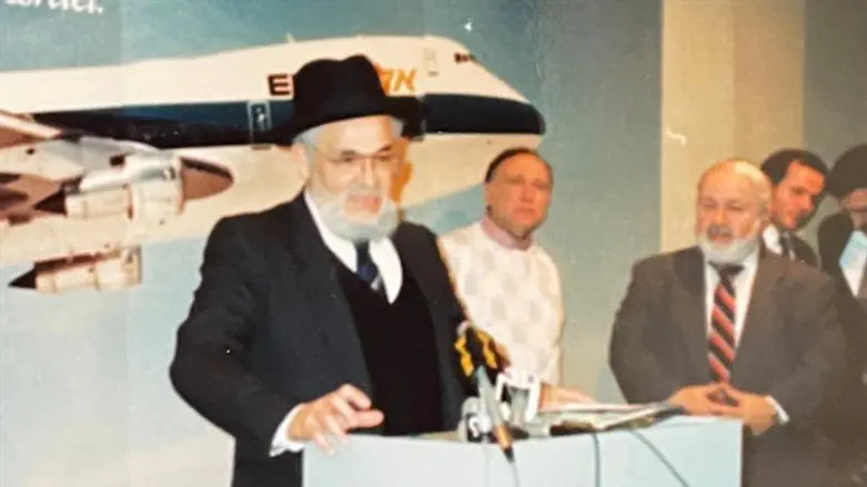 Rabbi Tendler Z’TL speaking before Operation Torah Shield’s departure to Israel in 1991