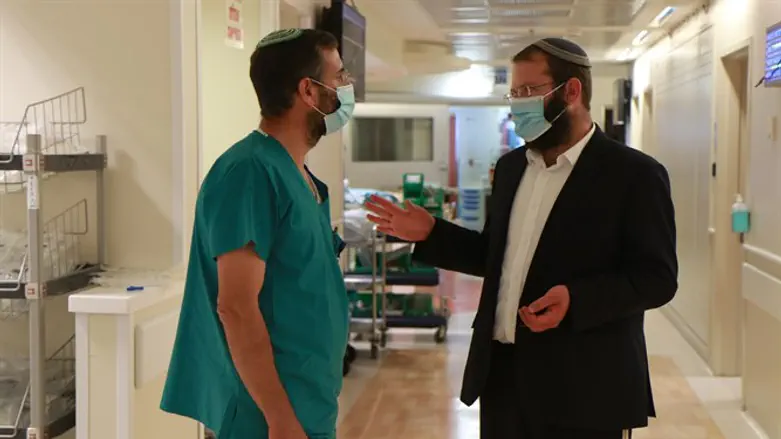 הרב אריאל וידר משוחח עם איש רפואה בבית חולים