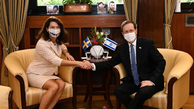 Swedish FM Ann Linde with President Isaac Herzog