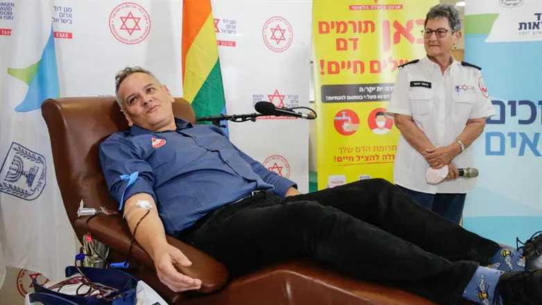 ניצן הורוביץ תורם דם בתחנת מד״א ירושלים