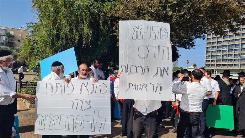 הפגנה נגד השר כהנא בתל אביב