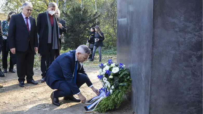 ניצן הורוביץ באנדרטת הלהט"ב שנרצחו בשואה