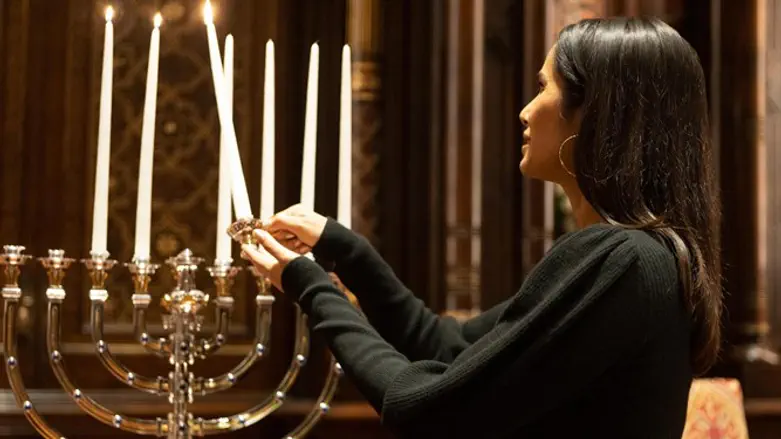Lakshmi lights a menorah on her visit to New York Central Synagogue