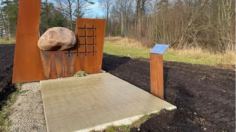 Bike around monument to Holocaust survivors buried in mass grave in Šiauliai