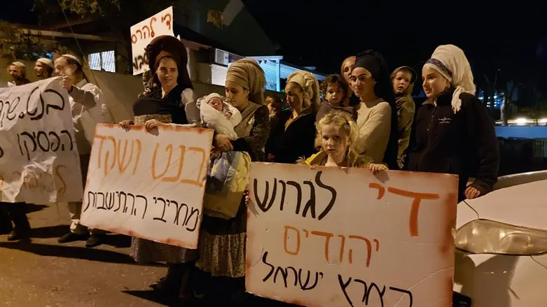 המשפחות שפונו הפגינו מול ביתה של שקד