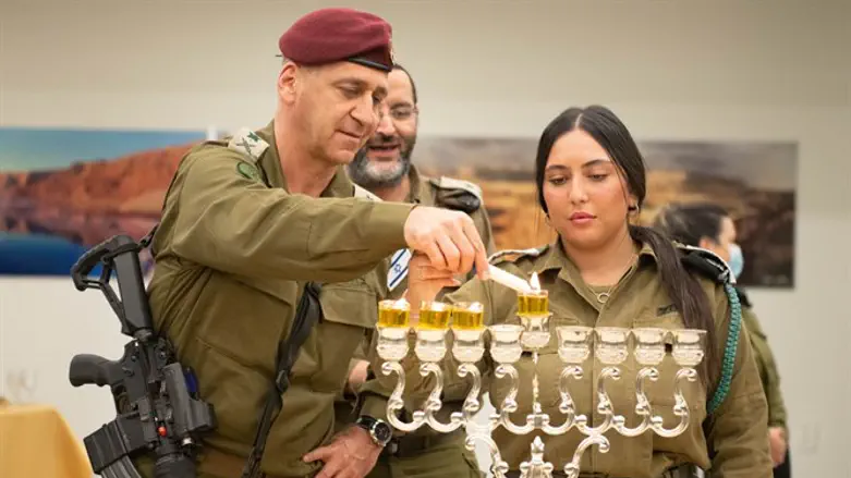 Авив Кохави зажигает третью ханукальную свечу