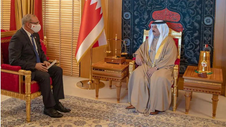 Ambassador Na'eh with the King of Bahrain