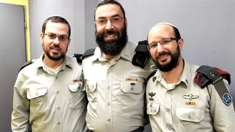 שלושת הקצינים שיועלו לדרגת סגן אלוף פייסבוק הרבנות הצבאית