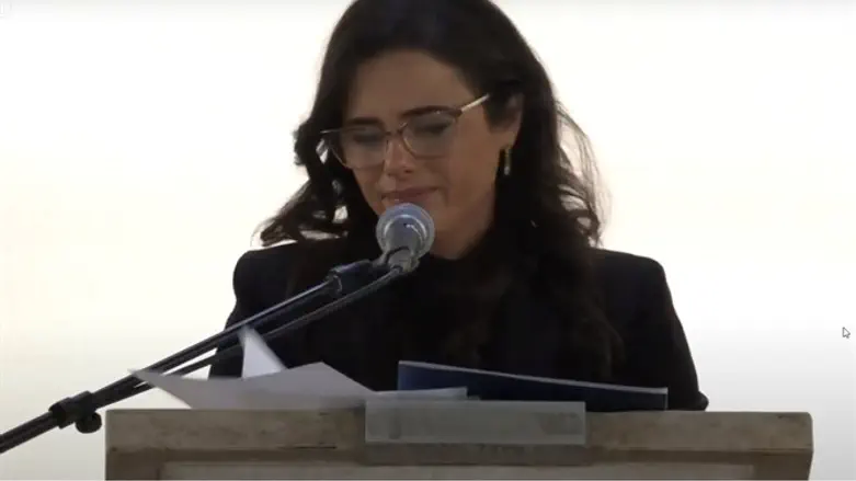 Айелет Шакед на похоронах Мириам Наор