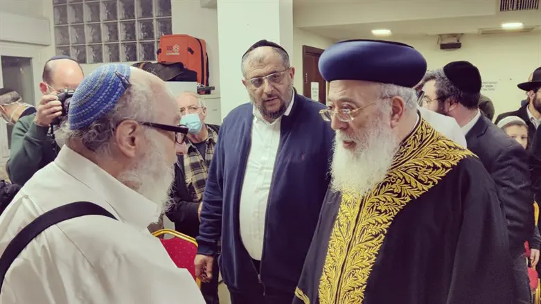 Rabbi Shlomo Amar pays condolence visit to Jonathan Pollard