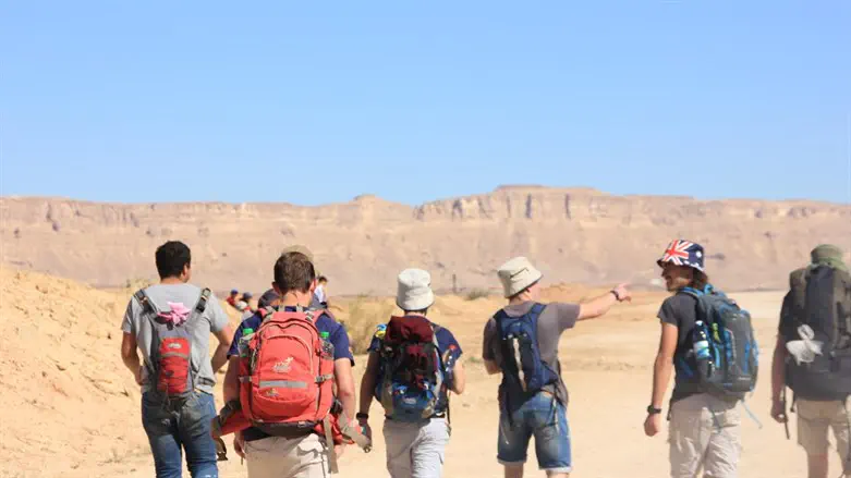 תלמידי תיכון מעלה בטיול במדבר