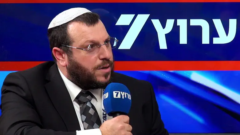 Rabbi Amichai Eliyahu transports voters to voting stations