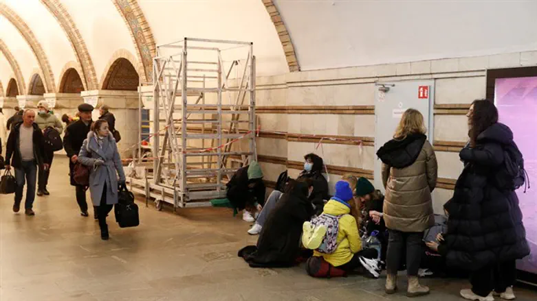 Люди прячутся в метро после начала боевых действий в Украине