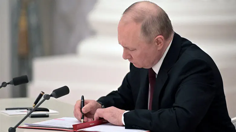 נשיא רוסיה פוטין חותם על הכרה בעצמאות המחוזות הבדלניים באוקראינה