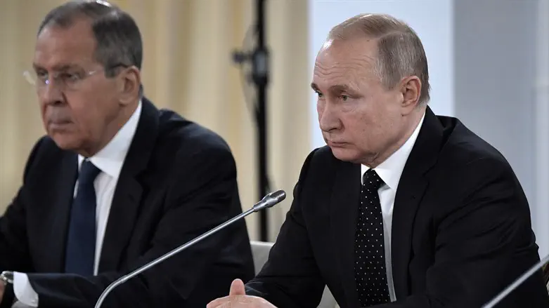 Vladimir Putin e o FM russo Sergei Lavrov
