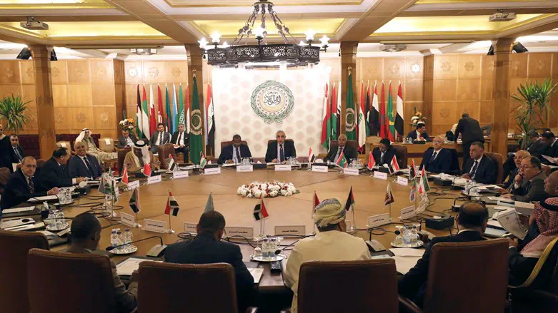 Permanent representatives of the Arab League take part in an emergency meeting (archive)