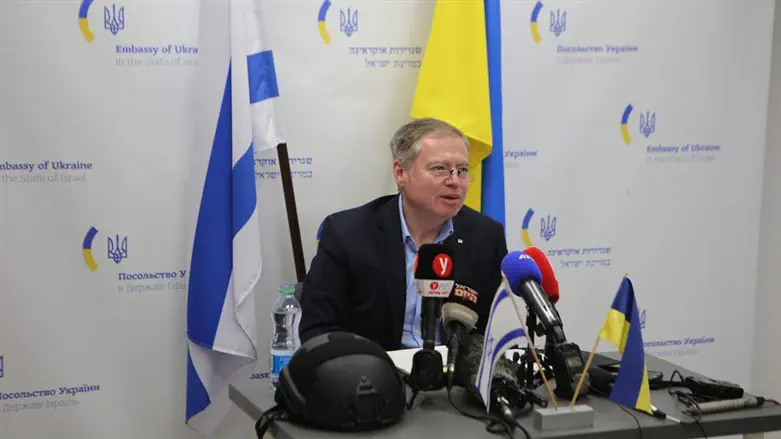 שגריר אוקראינהבישראל עם הקסדה