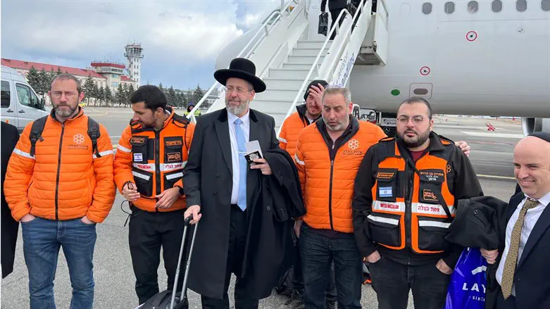 Rabbi Lau boarding the return plane from Chisinau together with 150 refugees bro