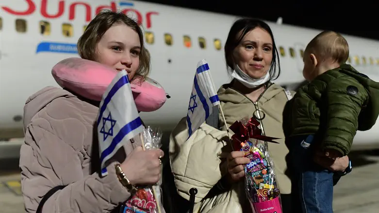 פליטים אוקראינים נוחתים בישראל
