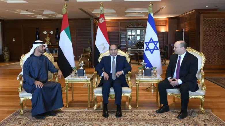 Bennett (r), meets with Al-Sisi (c) and bin Zayed (l)