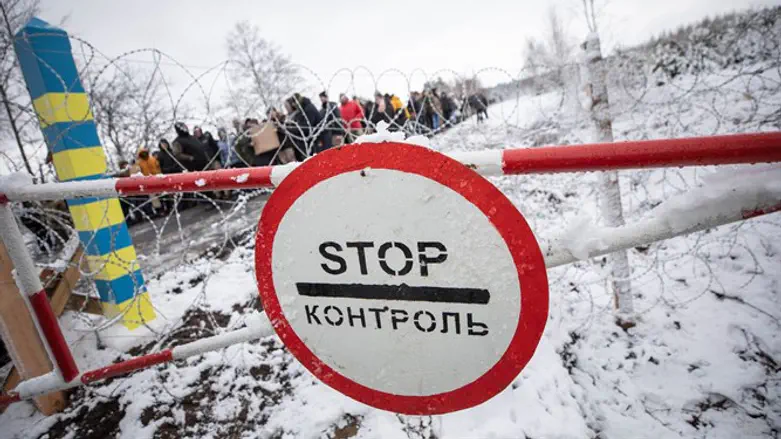 Мигранты пересекают границу с Польшей