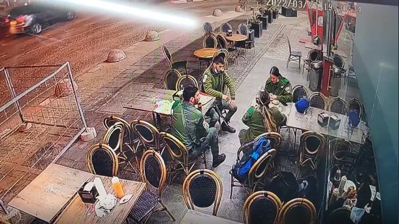 הלוחמים תועדו במסעדה סמוכה לפני הפיגוע
