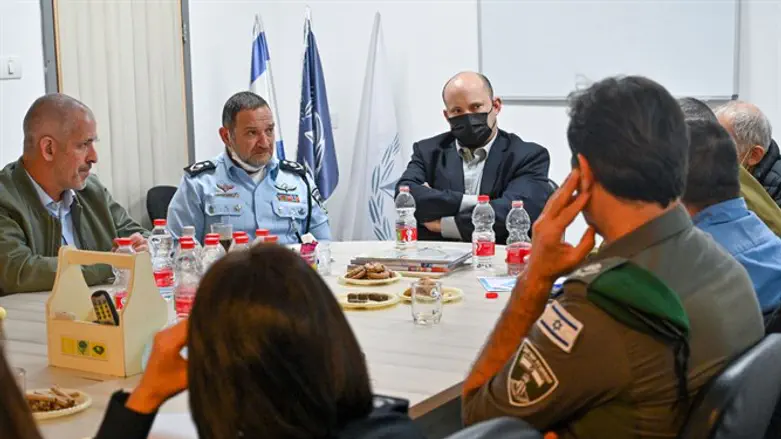 Беннет на совещании после теракта в Хадере