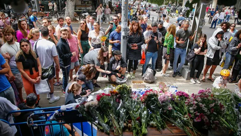Люди, цветы, свечи на месте теракта