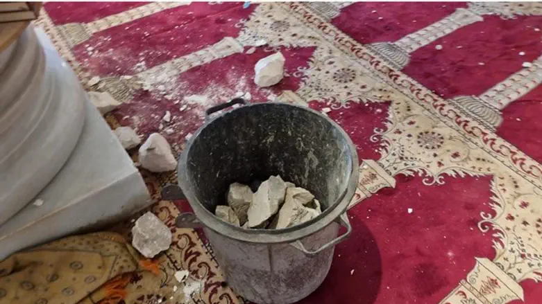 Камни, приготовленные арабами, засевшими в мечети Аль-Акса