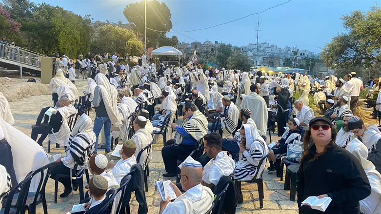 Hundreds attend prayers led by Rabbi Shmuel Eliyahu