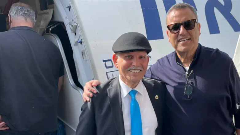 משה ליאון עם אביו בכניסה למטוס