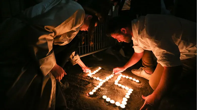 Свечи в память о 45 погибших в результате трагедии на горе Мерон