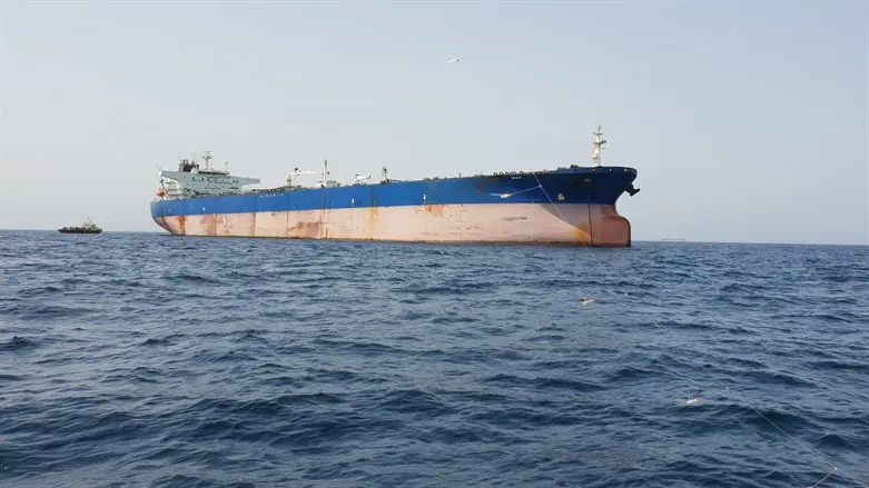 Oil tanker in Strait of Hormuz (Archive)