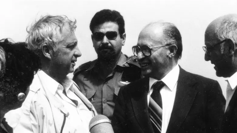 מנחם בגין ואריאל שרון מבקרים בבופור ב-8 ביוני 82'