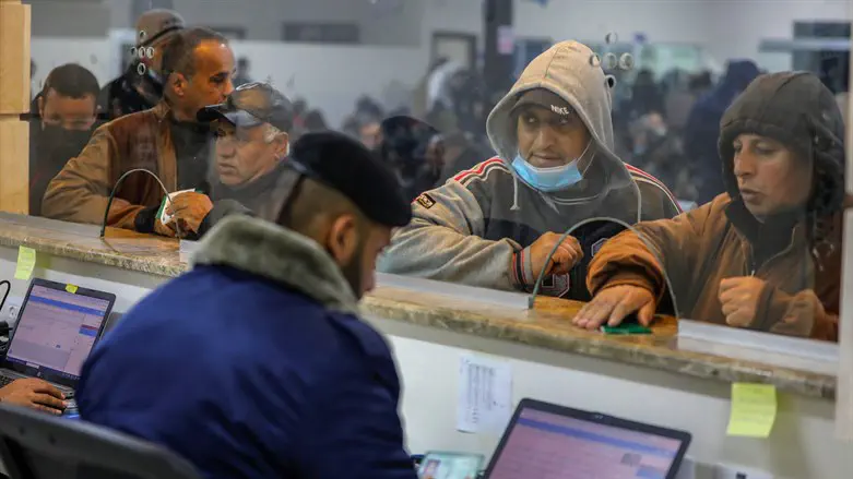 Arab workers entering Israel via the Erez crossing