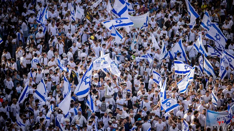 לצעוד ברחובות ירושלים עם דגלים הפך להישג ממשלתי. צעדת הריקודגלים