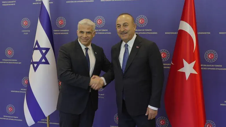 לפיד עם שר החוץ הטורקי