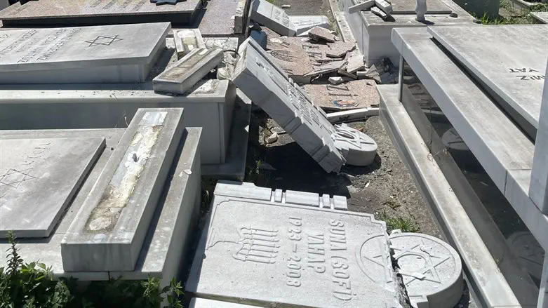 Вандализм на еврейском кладбище. Иллюстрация