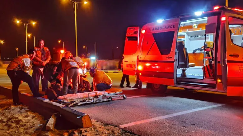 United Hatzalah volunteers treat collapsed man (illustrative)
