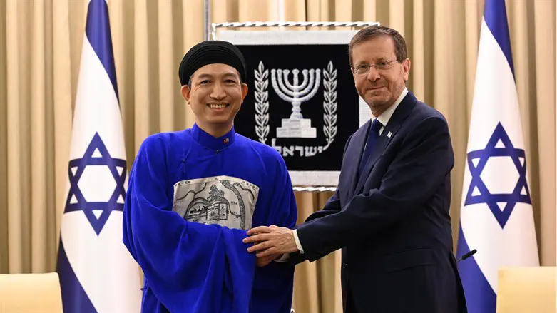 Vietnamese ambassador Ly Duc Trung with Israeli President Isaac Herzog