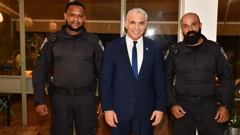 Lapid with the officers who arrested the terrorist