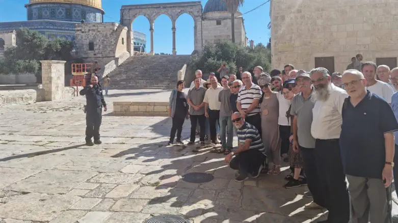 Rabbi Cherlow leads group on Temple Mountת