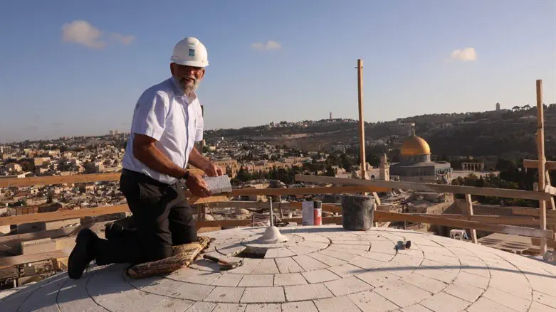 75 שנים אחרי החורבן: הונחה 'אבן-ראשה' על כיפת בית הכנסת תפארת ישראל ...