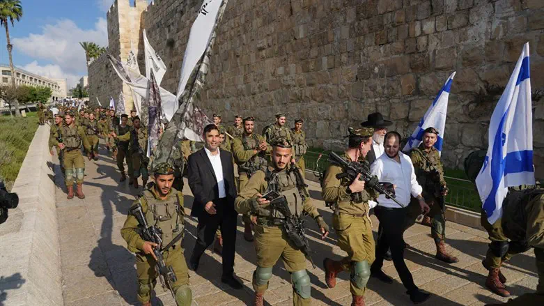 חיילים מנצח יהודה צועדים בירושלים